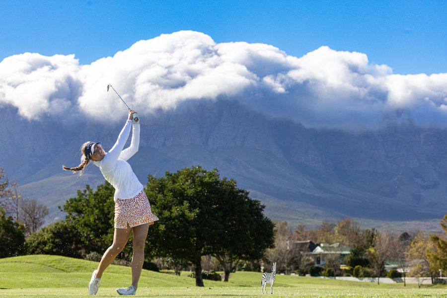 Sara Kjellker svingar ute på golfbanan