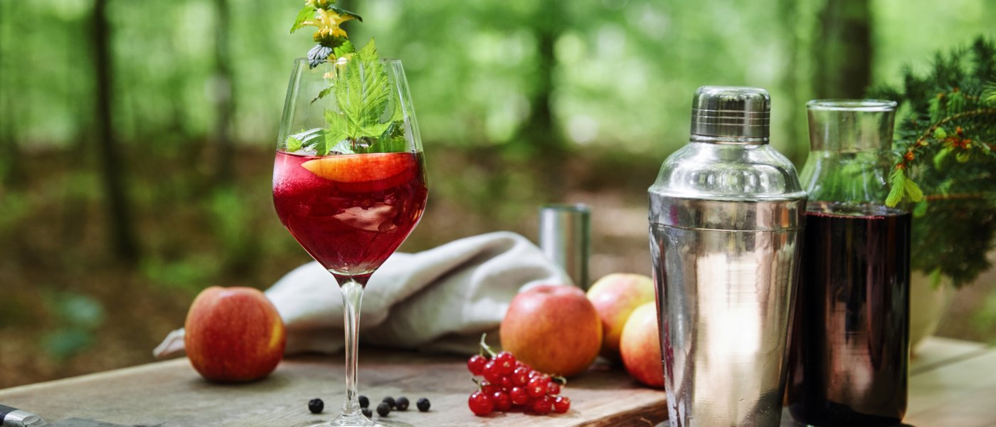 Bord i skogen med drinkglas och tillbehör