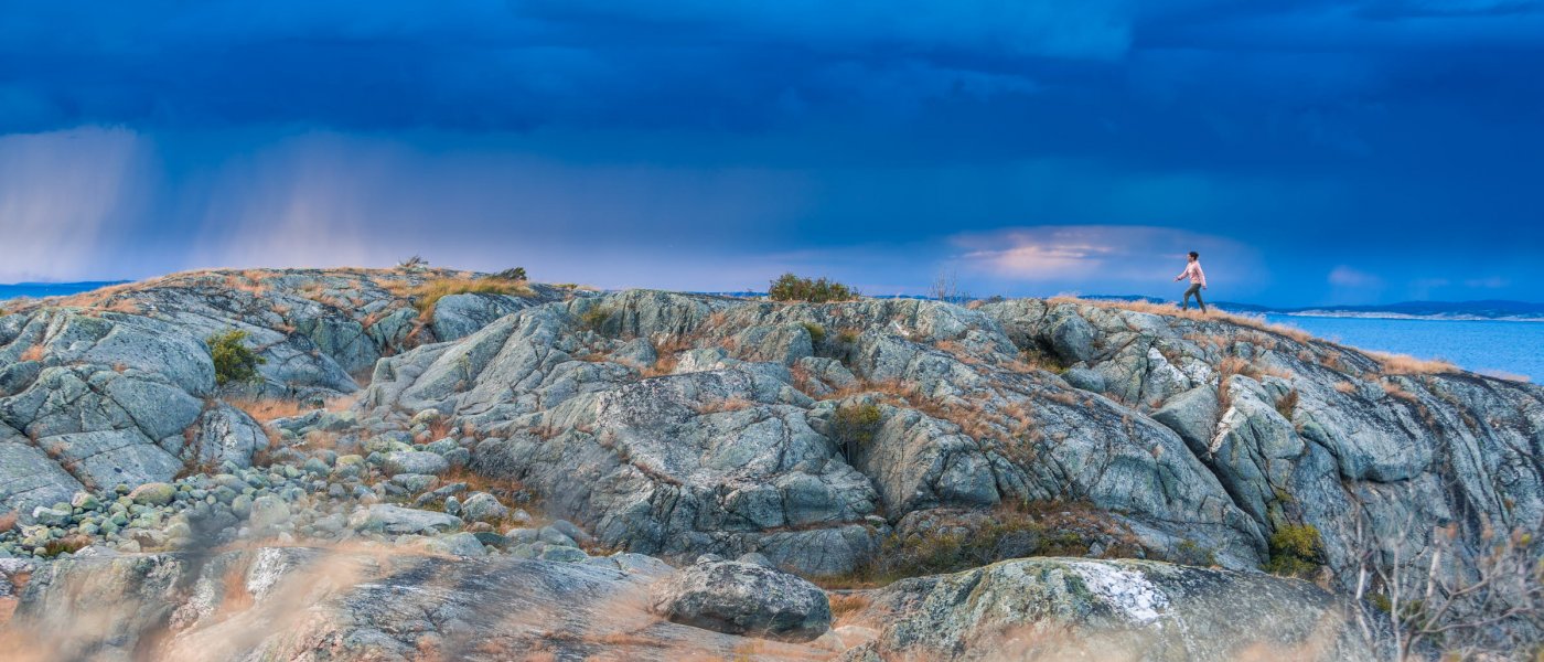 Vandrar över klippor vid havet