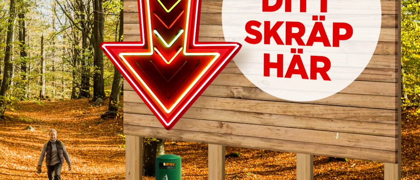 Skylt i skogen för att visa var soptunnan finns