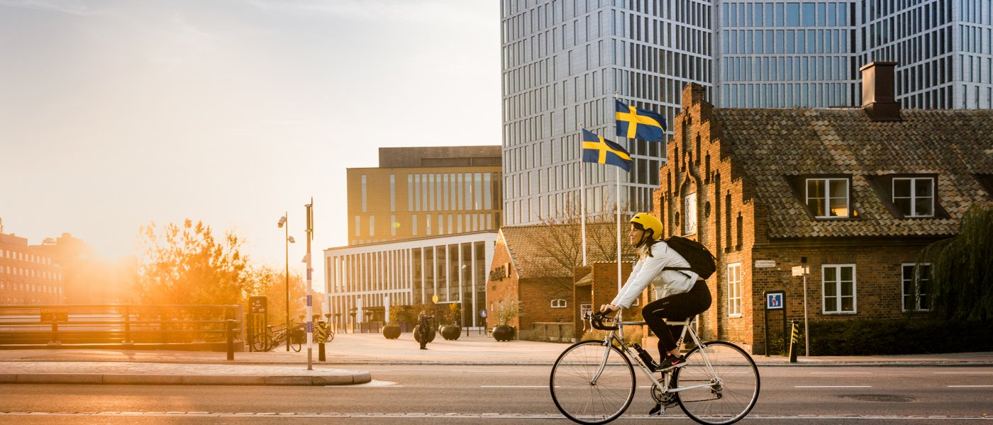 Cyklist i motljus utanför Malmö Live. Foto.