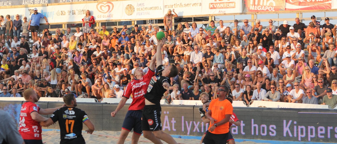 Beachvolleylag mitt i action under match