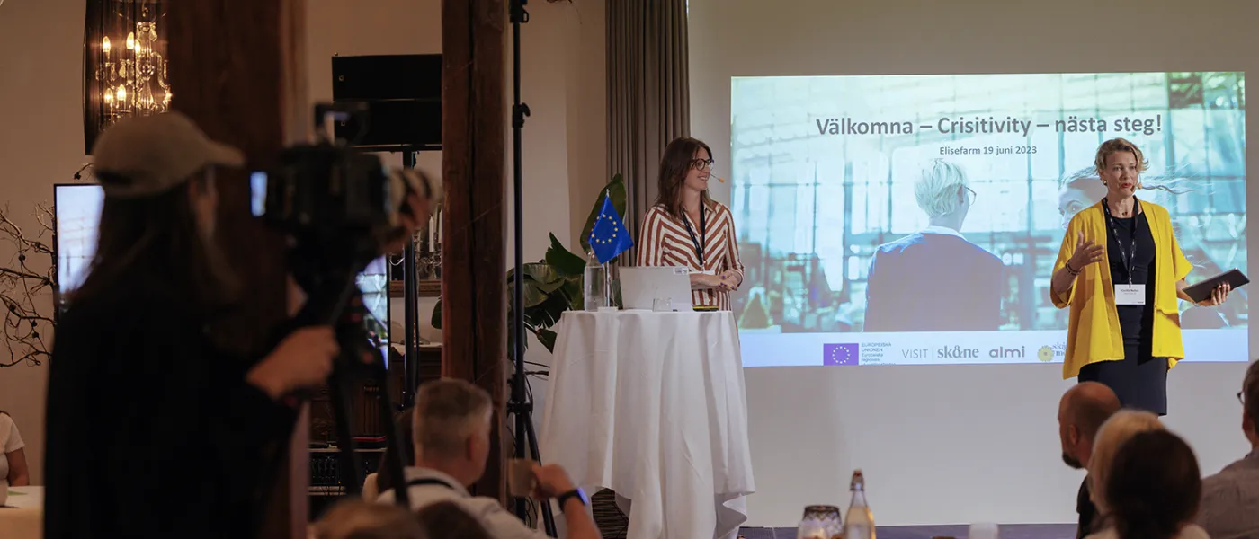 Moderator pratar på scen på Crisitivitys slutkonferens 