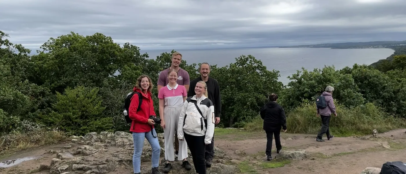 Stens Huvud nationalpark, fem personer ser in i kameran och i bakgrunden syns havet. 