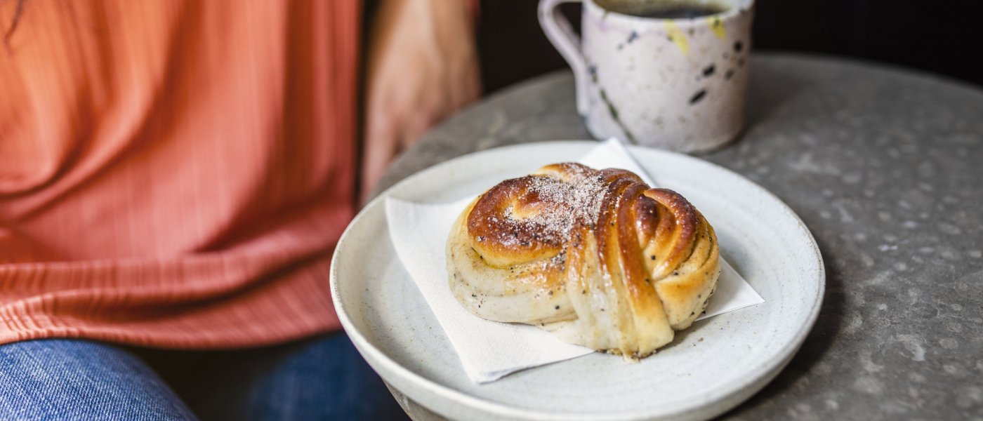 Fika. Kardemummabulle och en kopp kaffe. Foto.