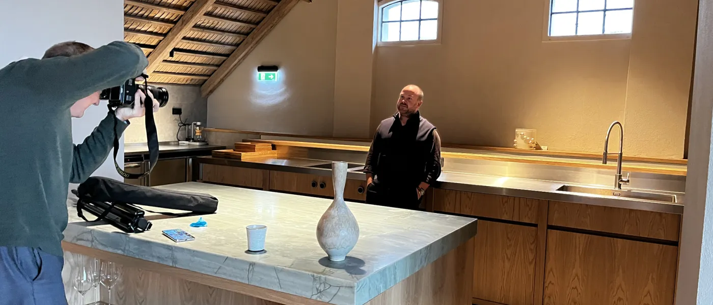 En fotograf tar bild på Daniel Berlin på plats i hans kök. Foto.