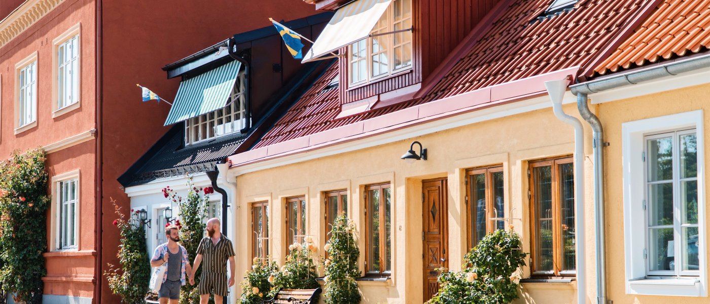 Två personer promenerar på en gata i den medeltida staden Ystad, i södra Skåne. 