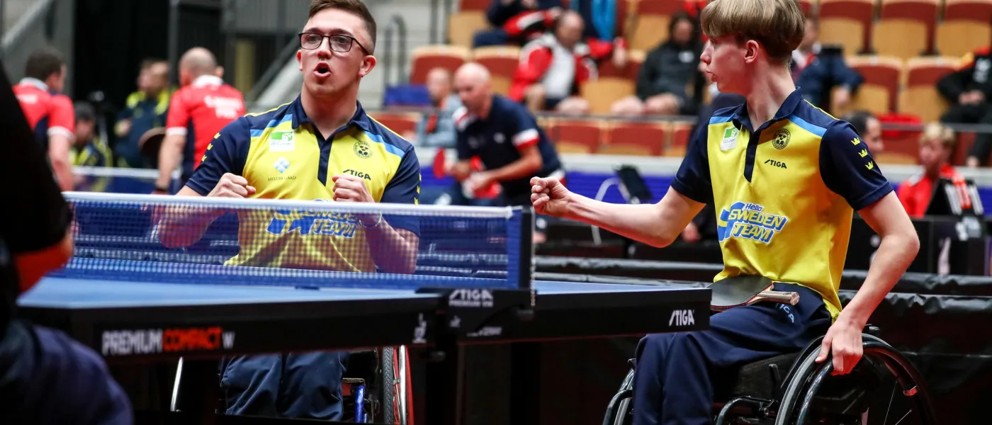 Rullstolsburna bordtennisspelare spelar match i Sverigetröjor. Foto.