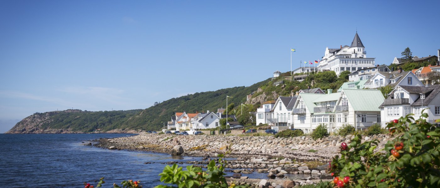 Vita hus vid havet i Mölle. Foto.