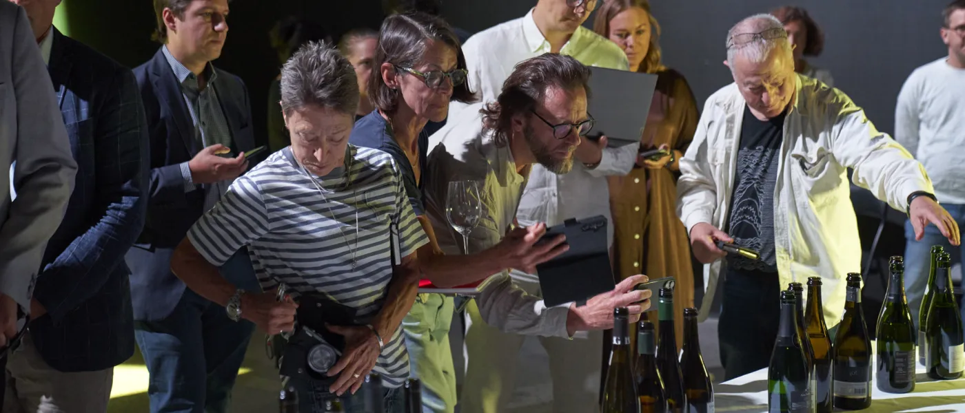En grupp människor provar och bedömer vin. Foto.