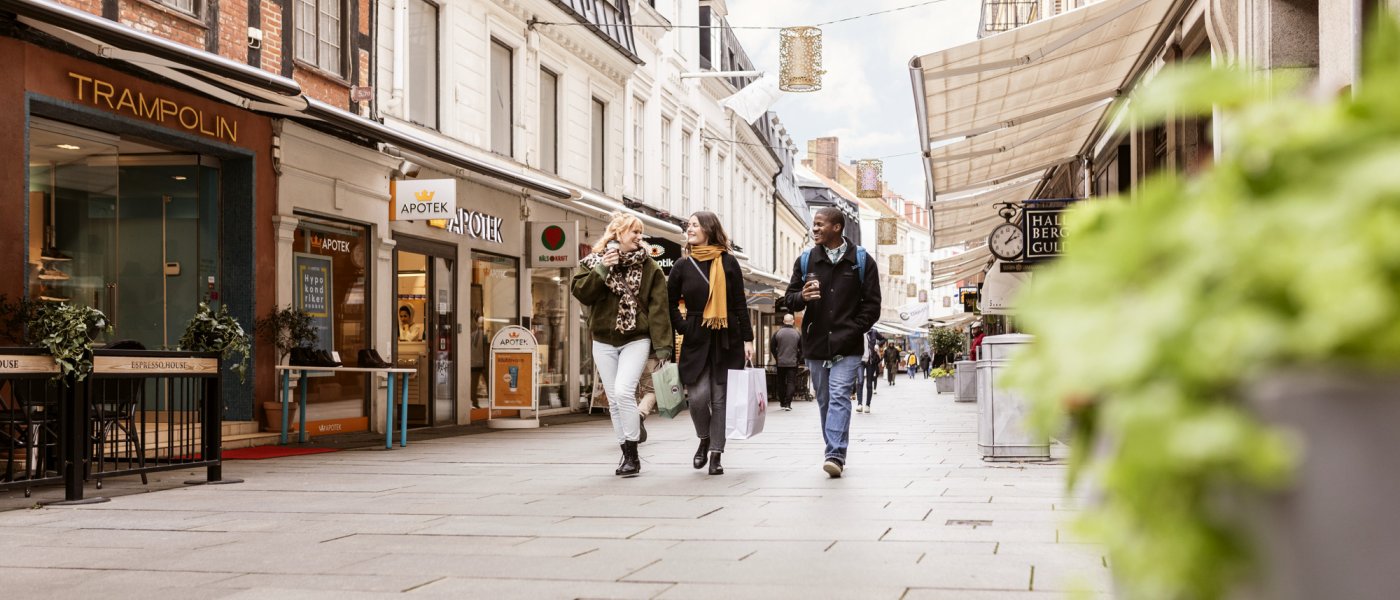 Shoppingsugna på promenad på gågata i Helsingborg.