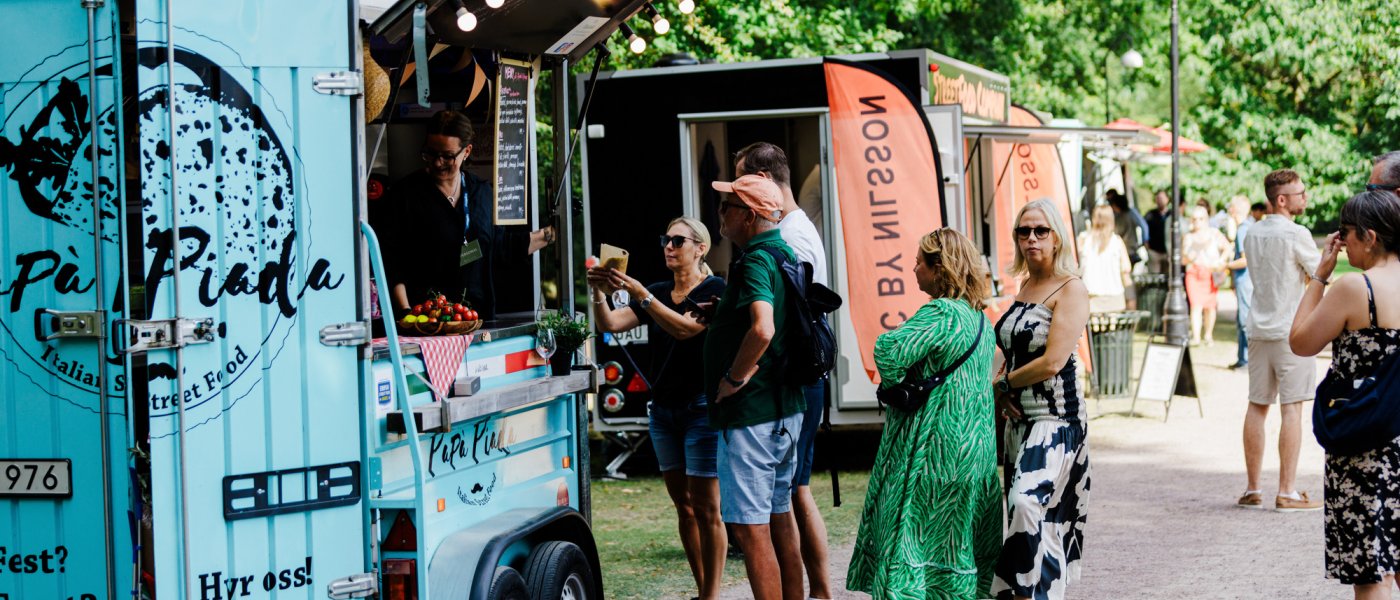 Festivalbesökare köper mat från foodtruck. Skåne Food Fest.