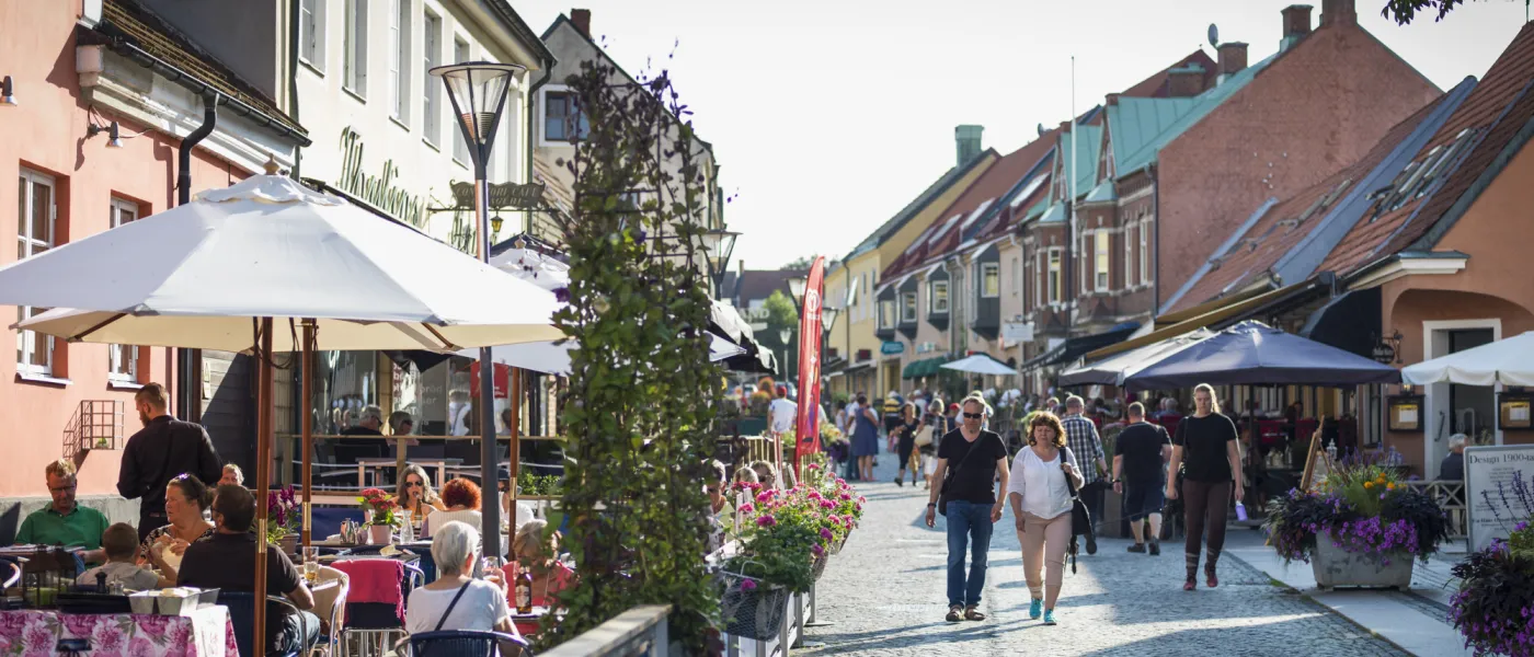 Besökare på Storgatan i Simrishamn en solig sommardag. 