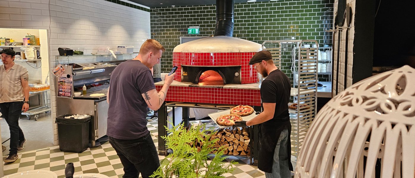 Pizzor visas upp för fotografering