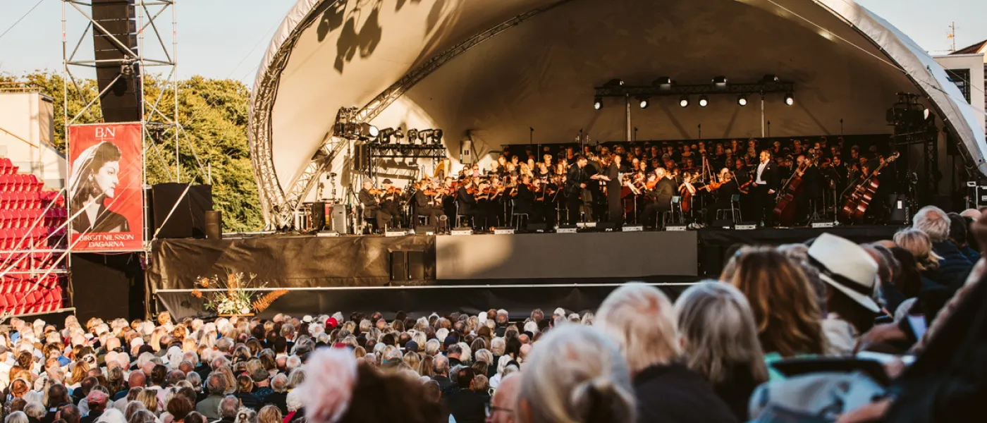 Operaföreställning under bar himmel med publik