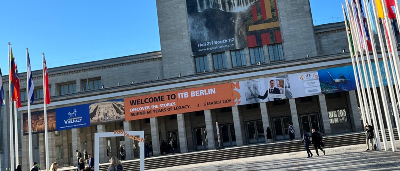 Entrén på resemässan ITB i Berlin med många länders flaggor utanför