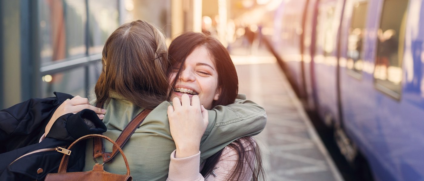 Kram vid tåg på perrong