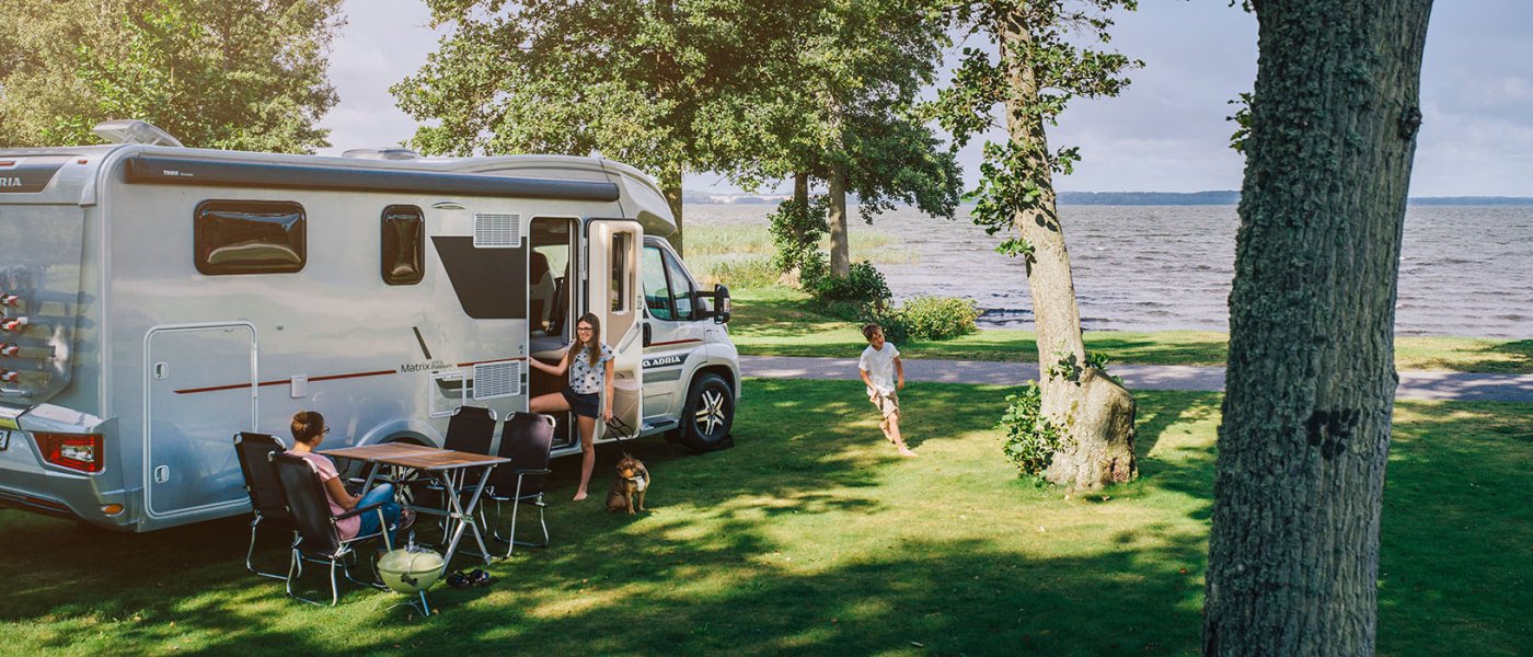 Husbil parkerad vid den skånska kusten