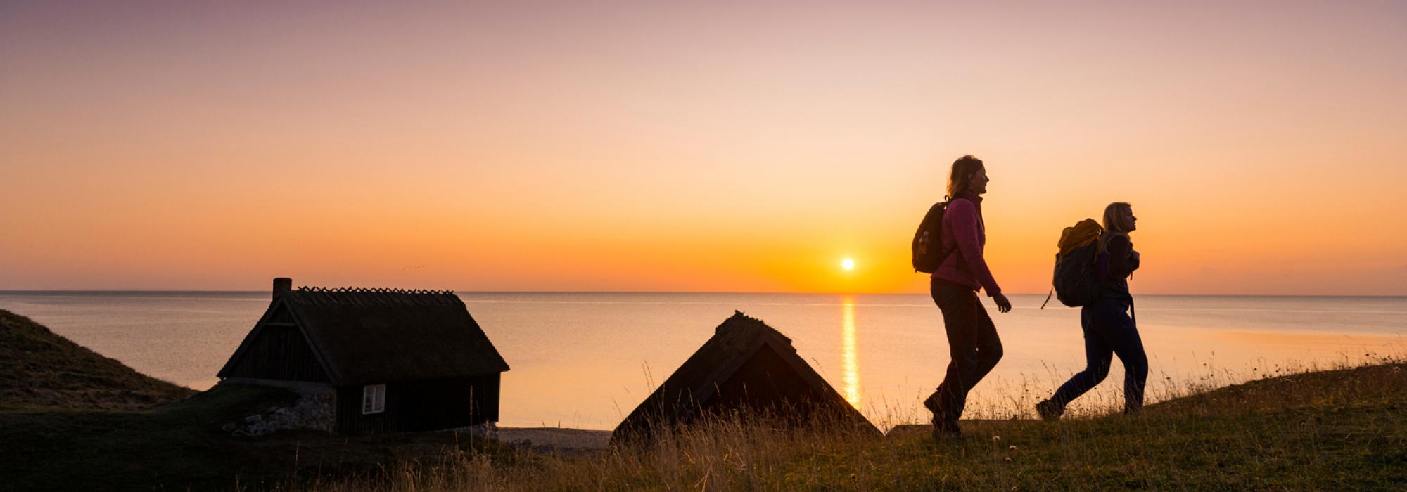 Vandrare vid Haväng i soluppgång