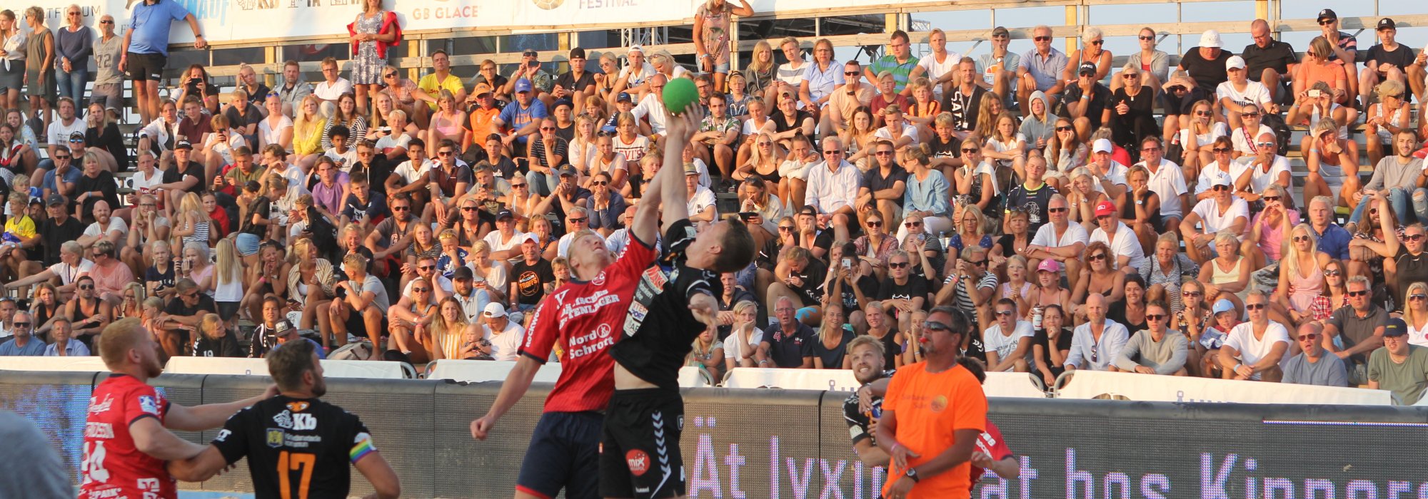 Beachvolleylag mitt i action under match