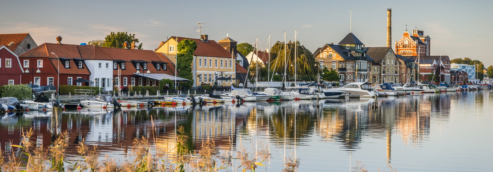 Hus vid vattnet i Åhus. 