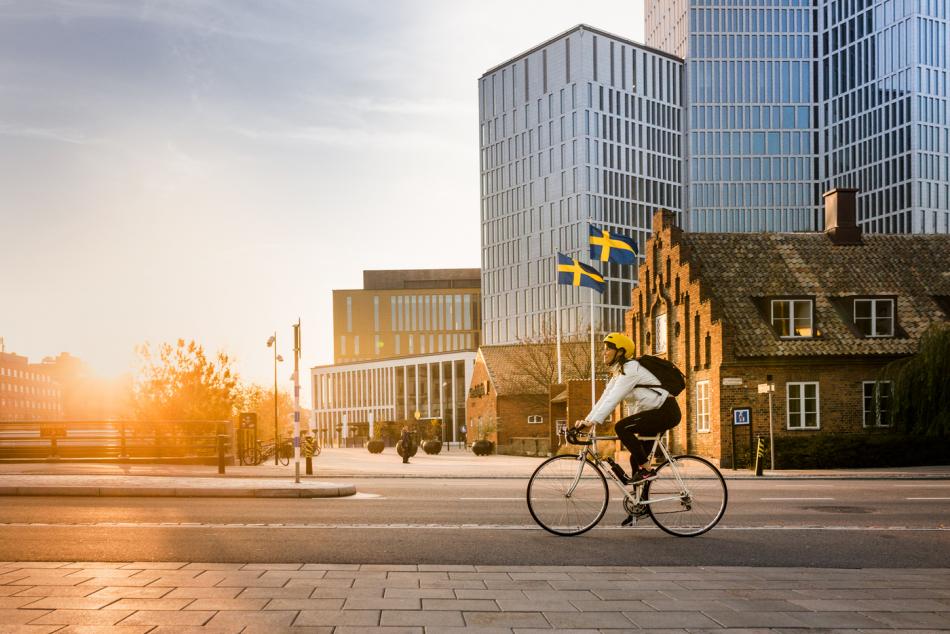 Cyklist framför Malmö Live