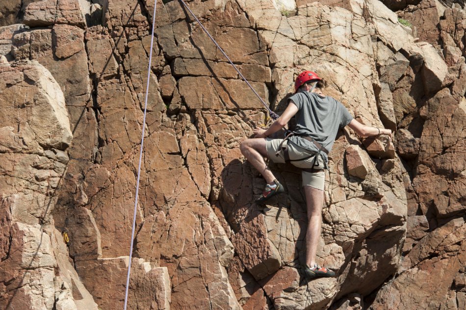 En person klättrar på en stenvägg