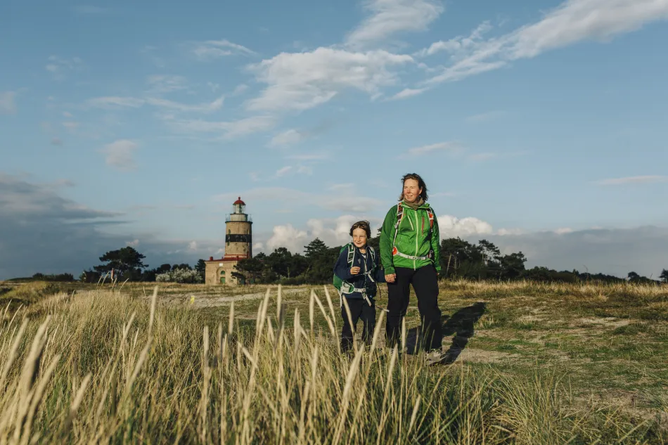 Kvinna och barn vandrar vid Falsterbo. Foto.