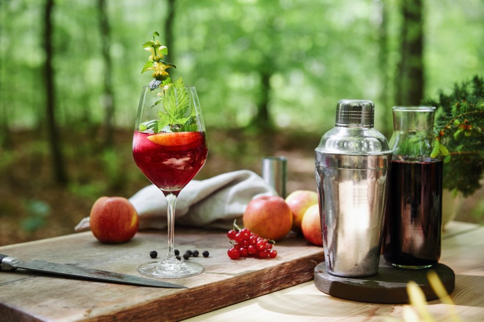 Bord i skogen med drinkglas och tillbehör