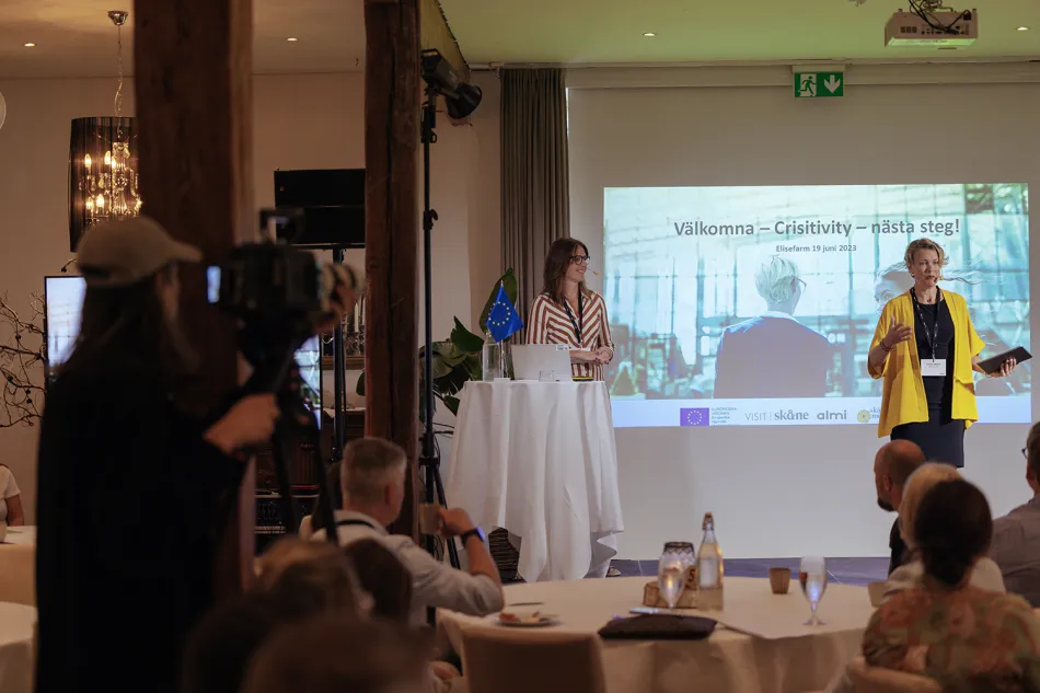 Moderator pratar på scen på Crisitivitys slutkonferens 