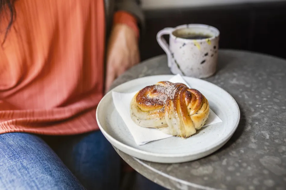 Fika. Kardemummabulle och en kopp kaffe. Foto.