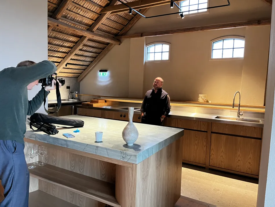 En fotograf tar bild på Daniel Berlin på plats i hans kök. Foto.