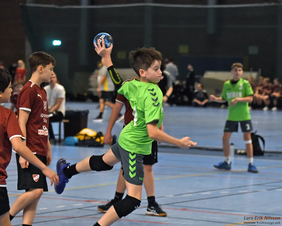 Ung handbollsspelare i skottposition. Foto.