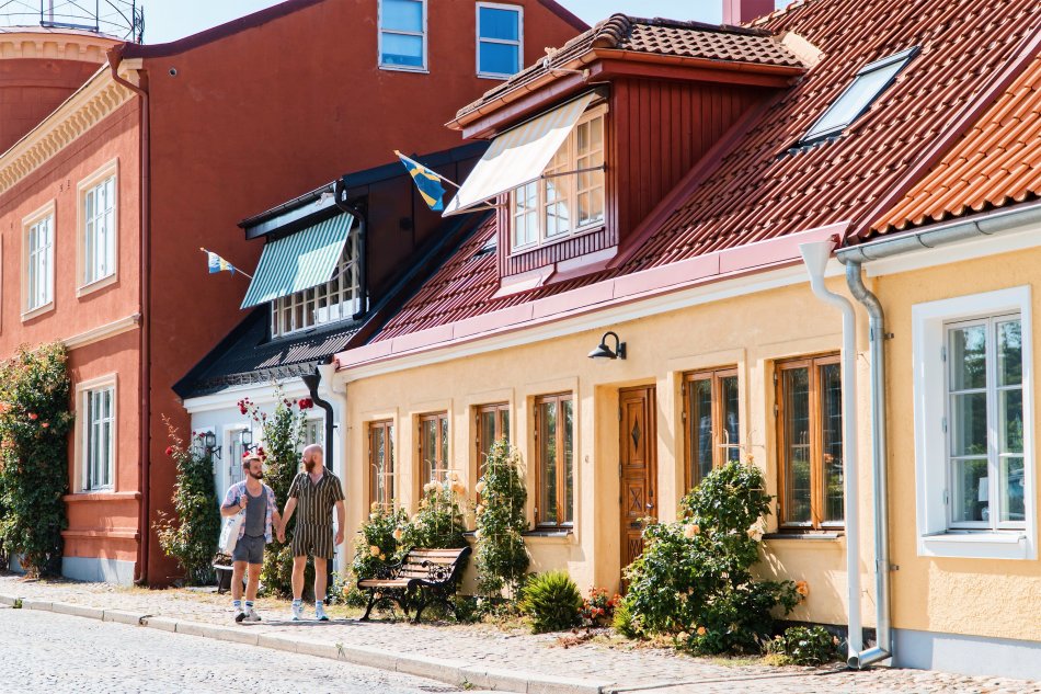 Två personer promenerar på en gata i den medeltida staden Ystad, i södra Skåne. 