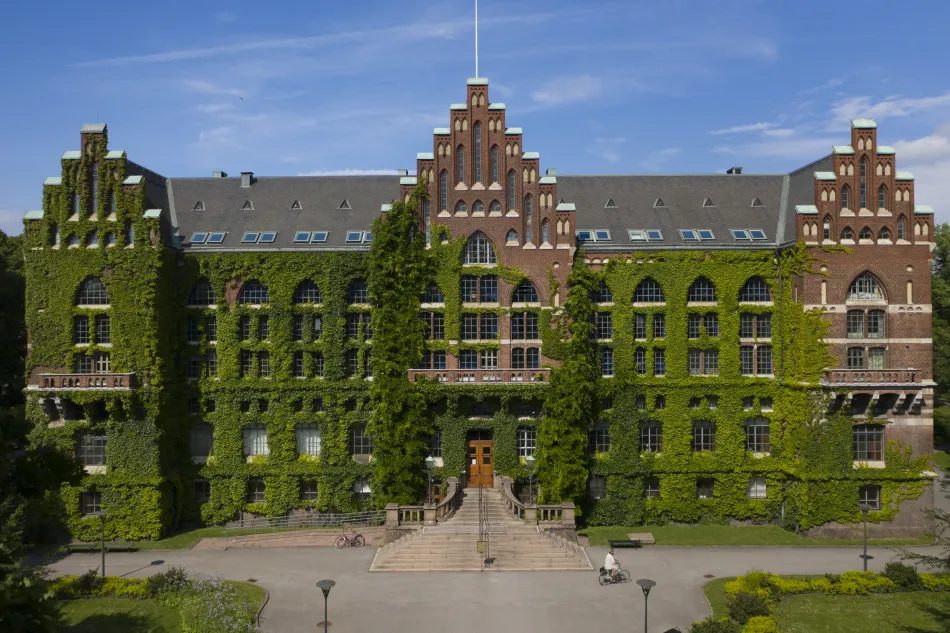 Universitetsbiblioteket i Lund, byggnaden är full av murgröna