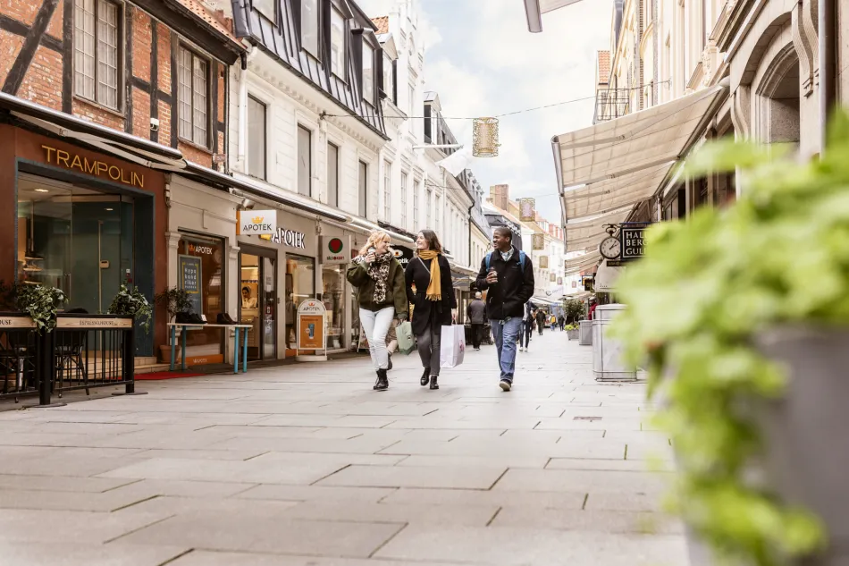 Shoppingsugna på promenad på gågata i Helsingborg.