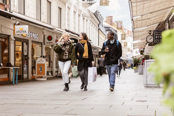 Glada shoppare på gågata i Helsingborg.