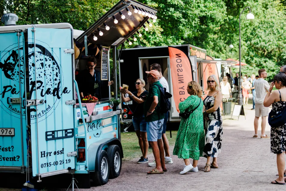 Festivalbesökare köper mat från foodtruck. Skåne Food Fest.