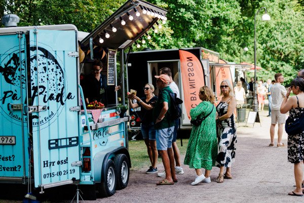 Festivalbesökare beställer mat i foodtruck på Skåne Food Fest.