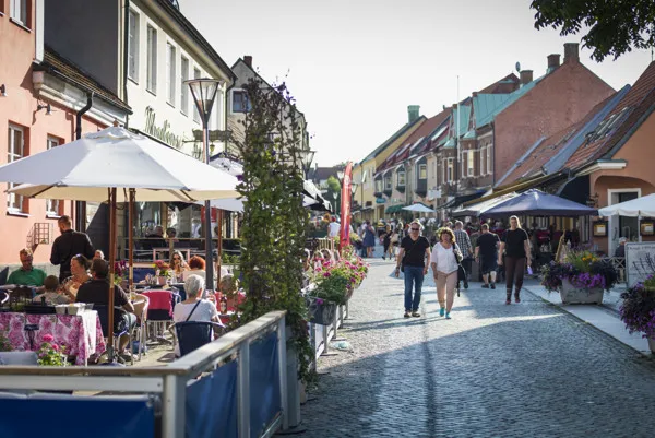 Promenad på Storgatan i Simrishamn en solig sommardag.