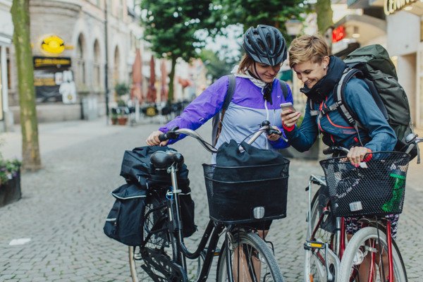 Cyklister söker information i en telefon.