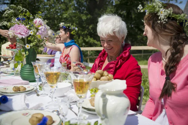 Glada människor firar midsommar
