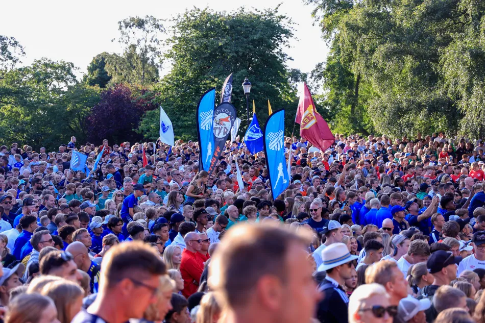 Publik med flaggor och fanor
