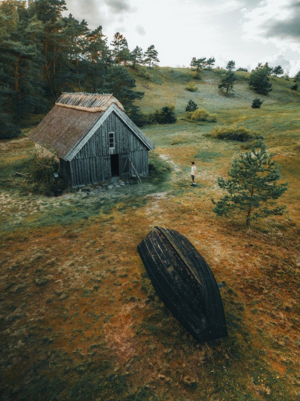 Grått hus i grönt landskap