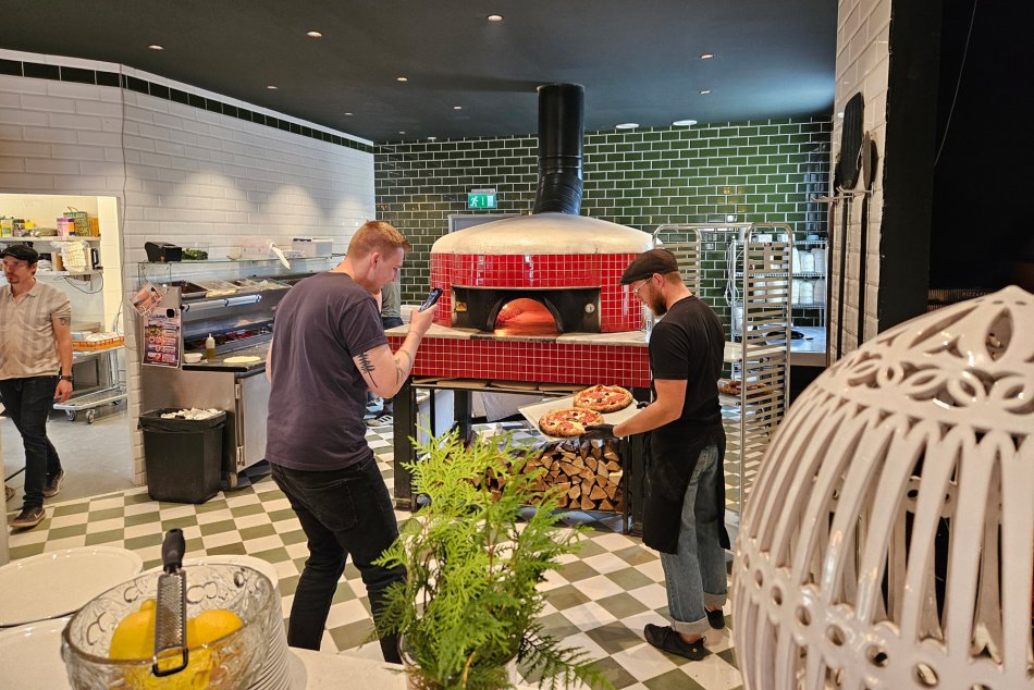 Pizzor visas upp för fotografering
