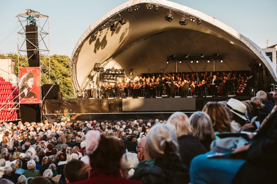 Operaföreställning under bar himmel med publik