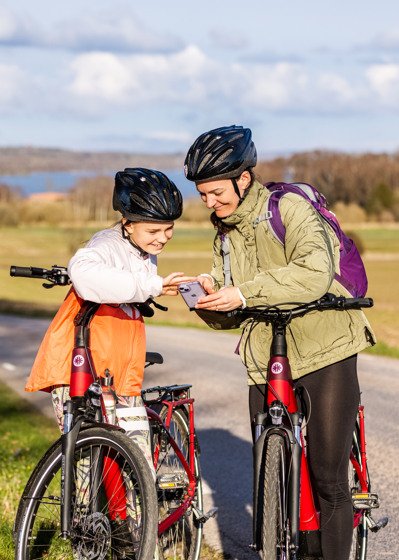 Cyklister söker information på en mobiltelefon