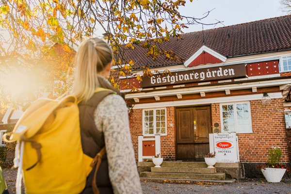 Vandrare i motljus vid gästgivaregård