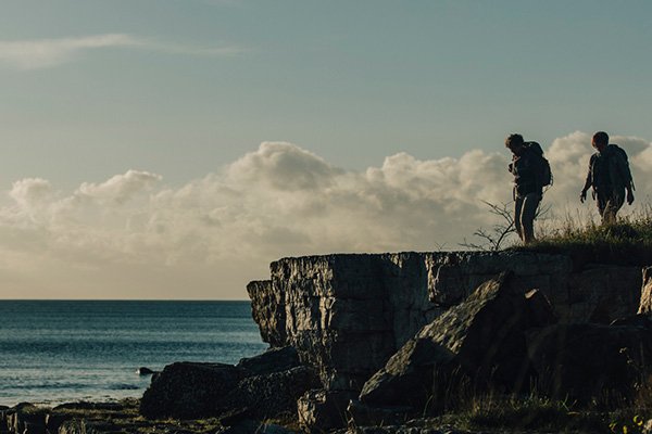 Två vandrare vid havet