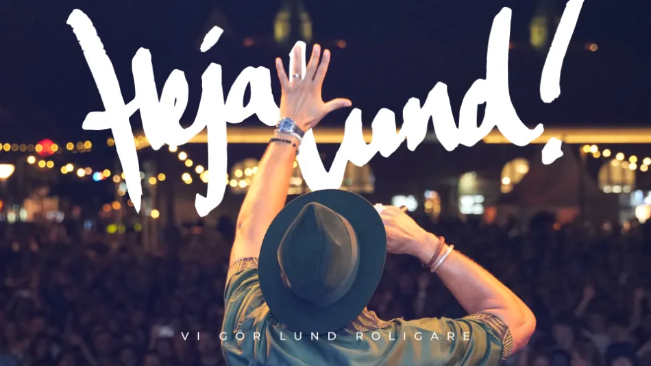 Logo för Heja Lund! med en sångare på konsert i bakgrunden